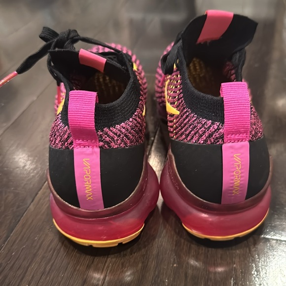 Nike Vapormax size 9. Barely worn. Like new. - Picture 4 of 6